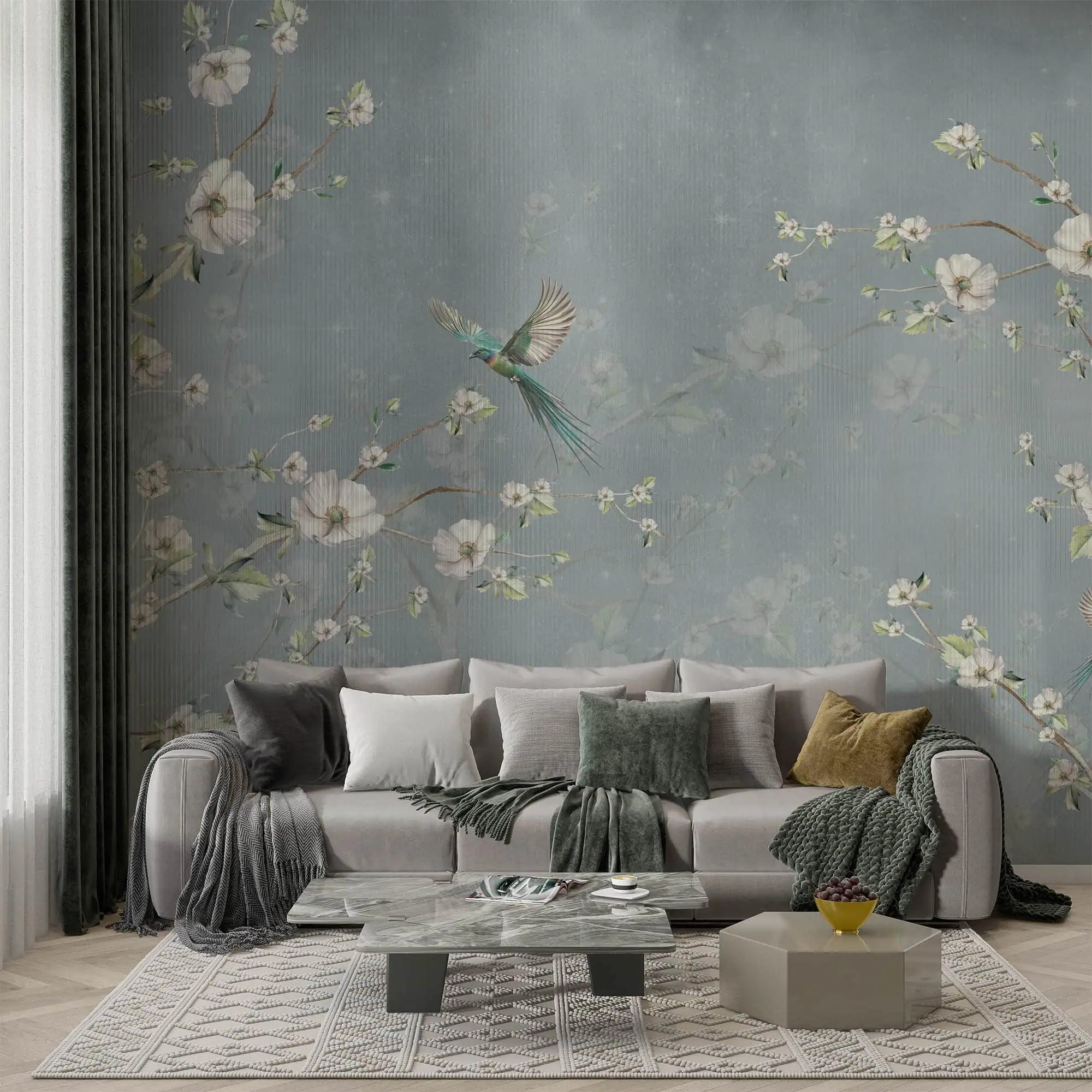 fotobehang blauwe bloesemtakken met vogels achter bank in stijlvolle woonkamer
