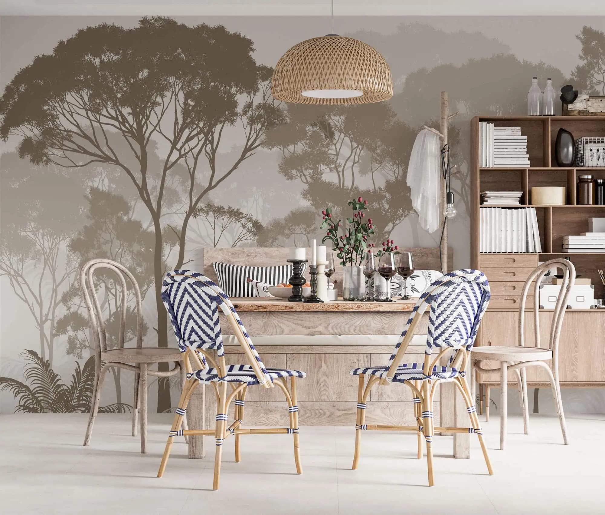 bos behang mistig beige achter houten eettafel in lichte eetkamer