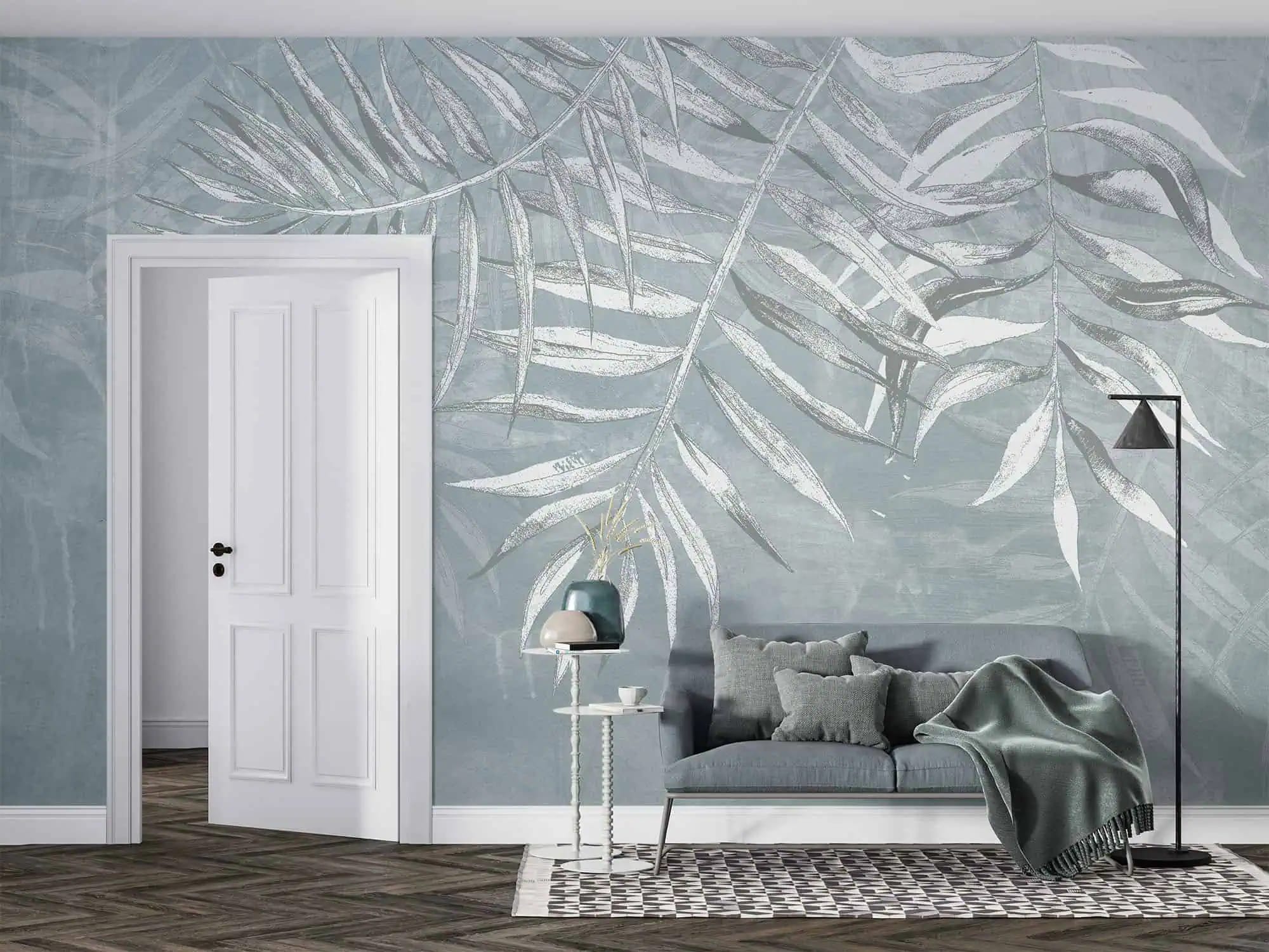 botanisch behang blauwgrijs achter bank in lichte woonkamer