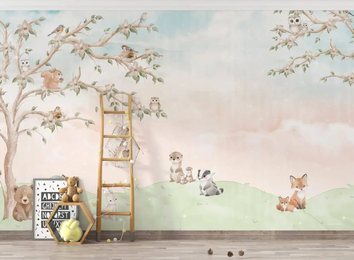 dieren behang babykamer achter ladder en speelgoed in kinderkamer