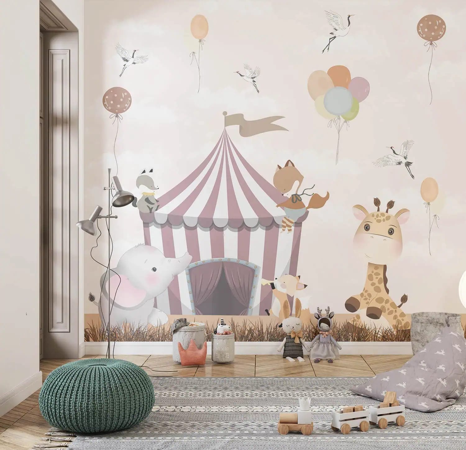 dieren behang circus pastel achter vloerkleed en poef in kinderkamer