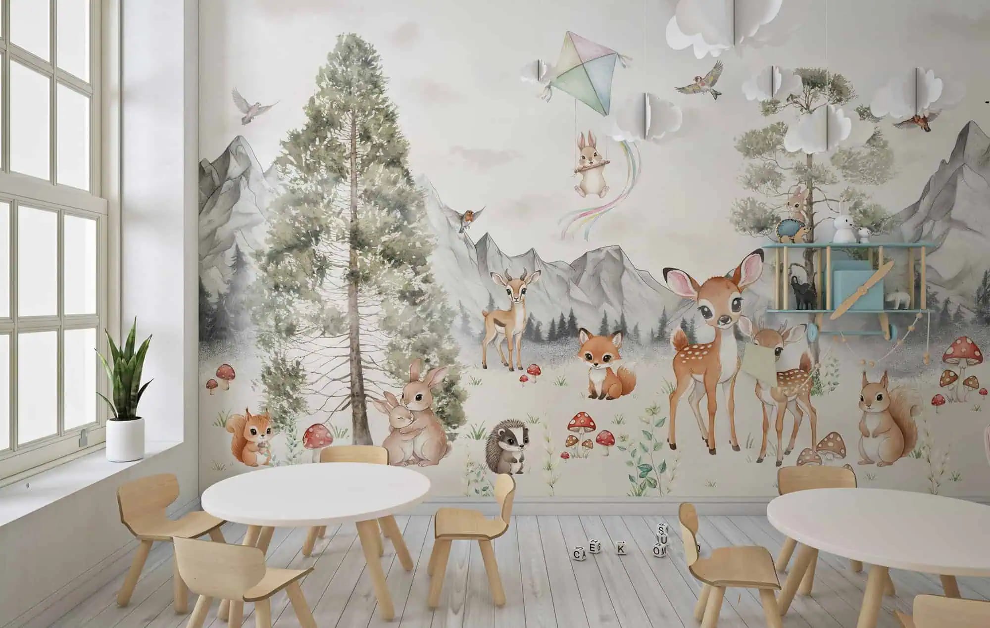 dieren behang kind kamer bergen pastel achter kinderstoelen en tafel in kinderkamer