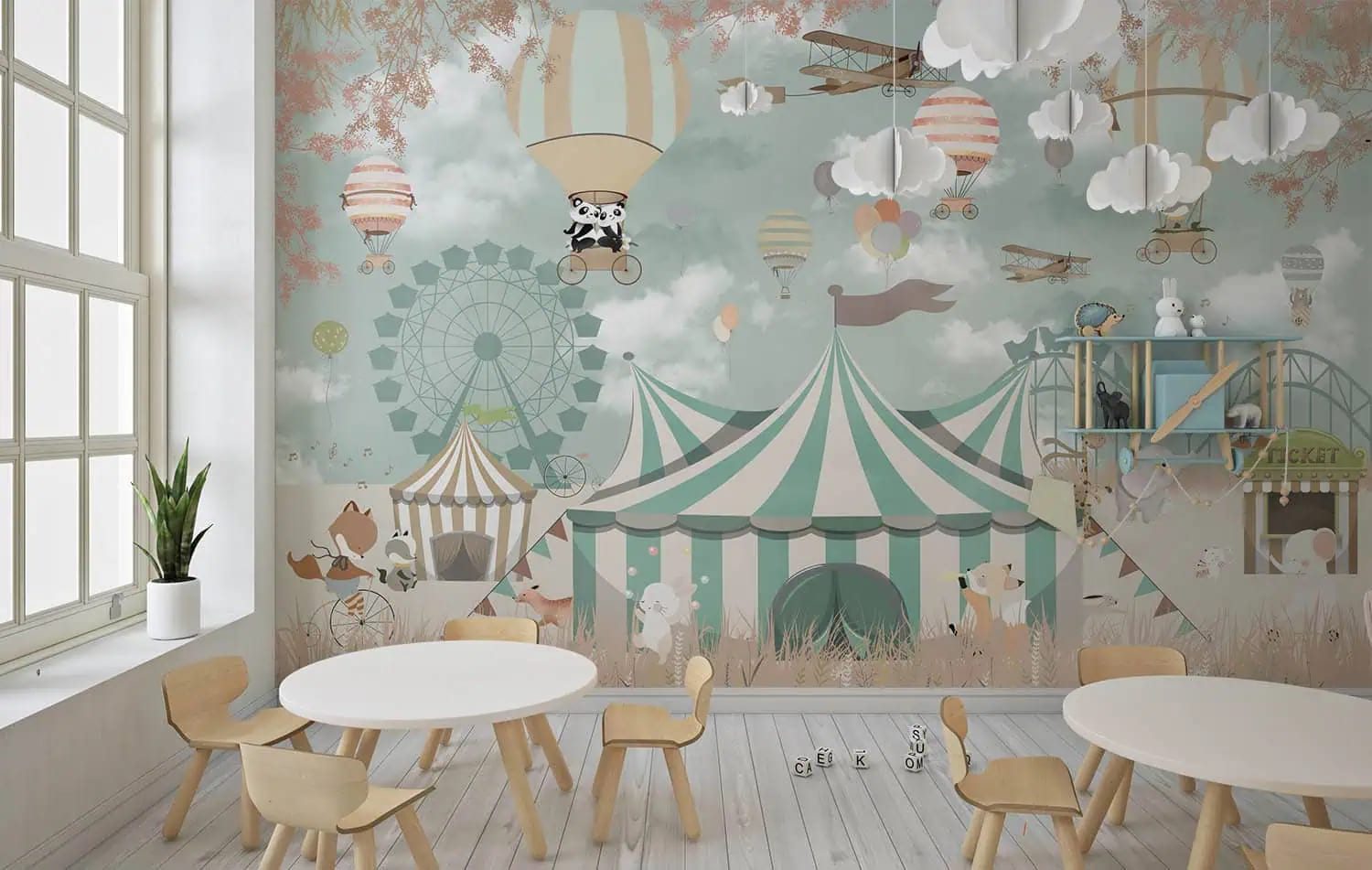 kinderkamer behang circusdieren pastel achter kindertafels in lichte kinderkamer