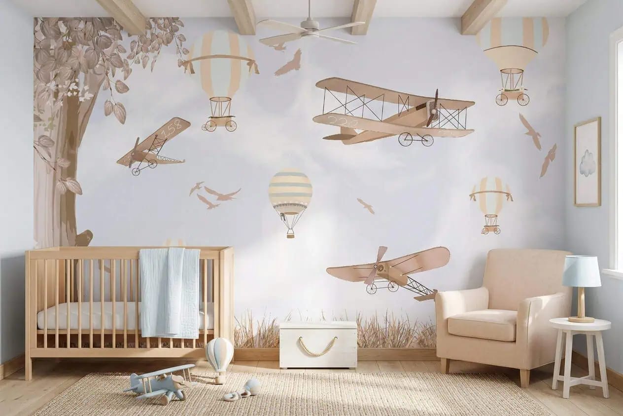 luchtballonnen behang vintage vliegtuigen beige achter ledikant in kinderkamer