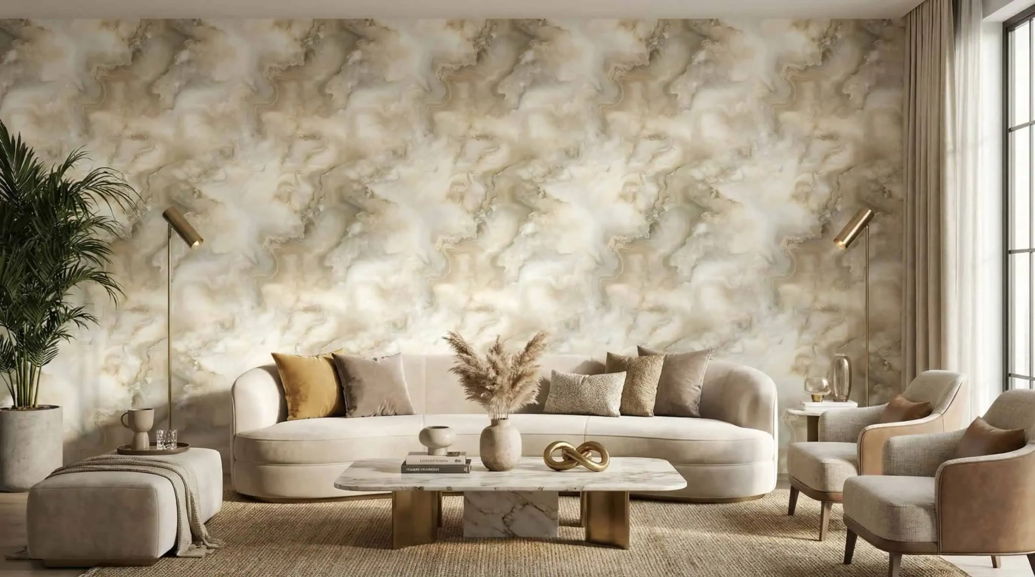 marmerlook behang in warme beige en crème achter bank in stijlvolle woonkamer