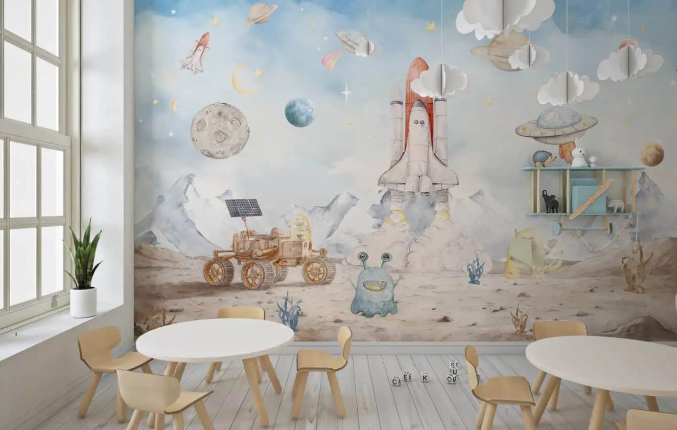 ruimte behang kind kleurig achter kinderstoelen en ronde tafel in kinderkamer