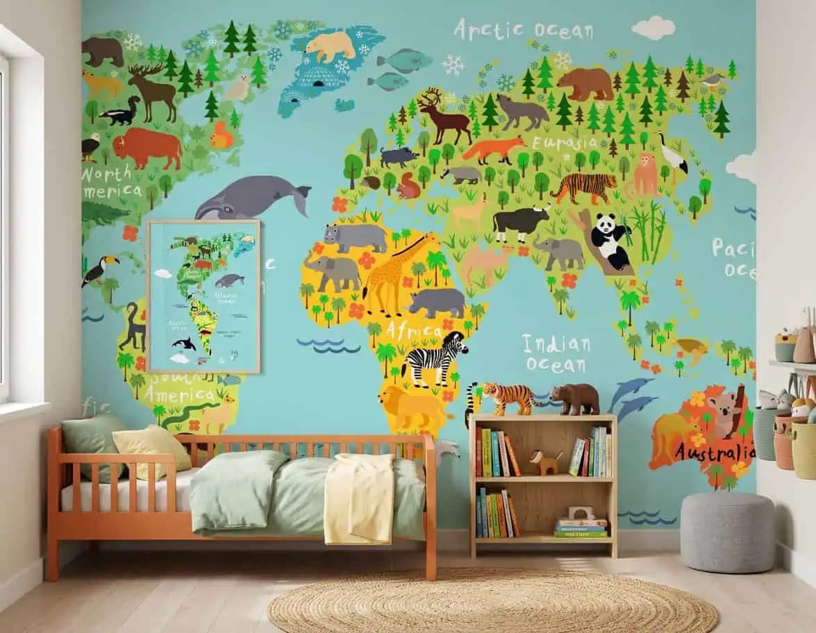 wereldkaart behang dieren heldere kleuren achter houten kinderbed in kinderkamer