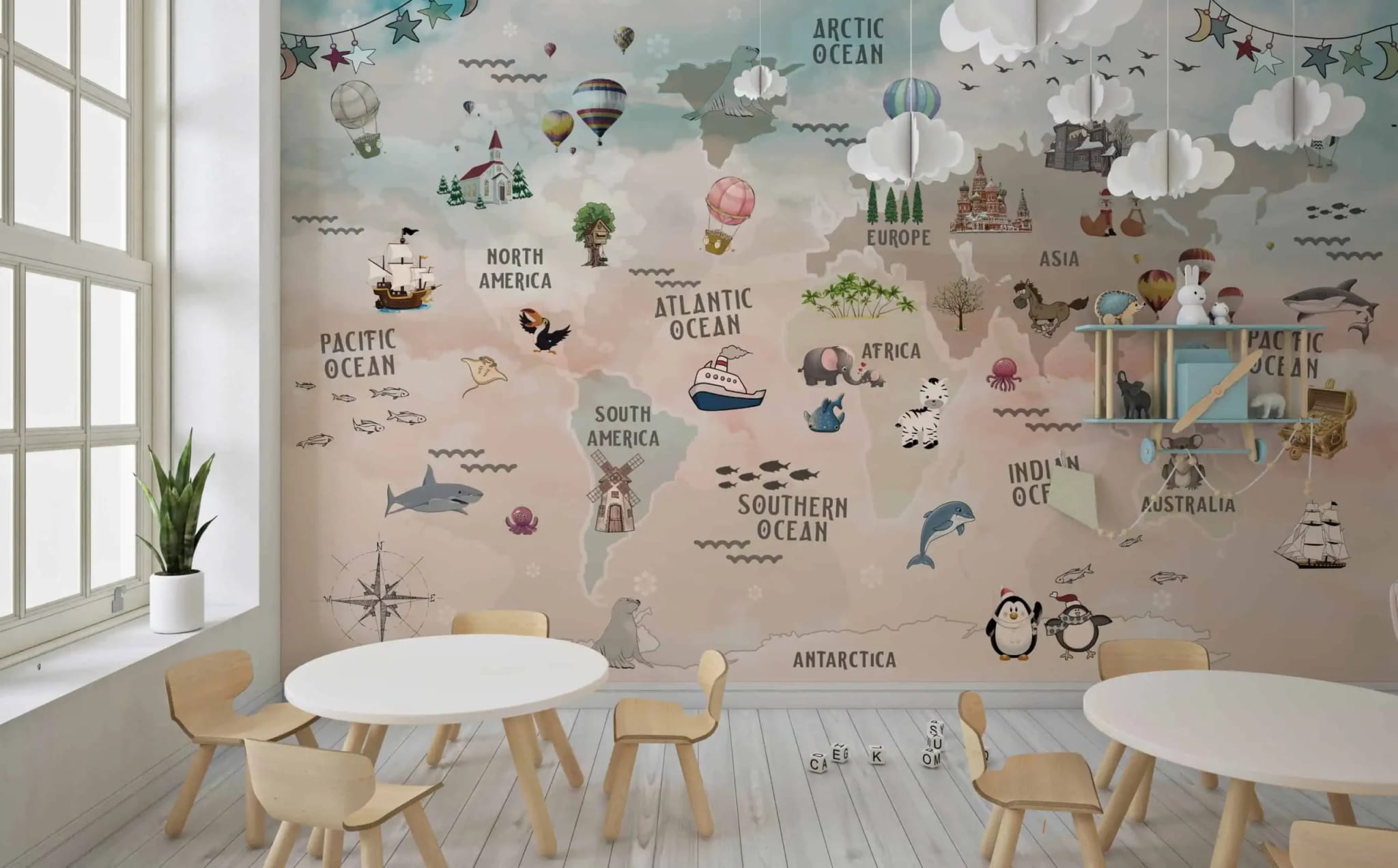 wereldkaart behang dieren pastelkleuren achter kindertafel in kinderkamer